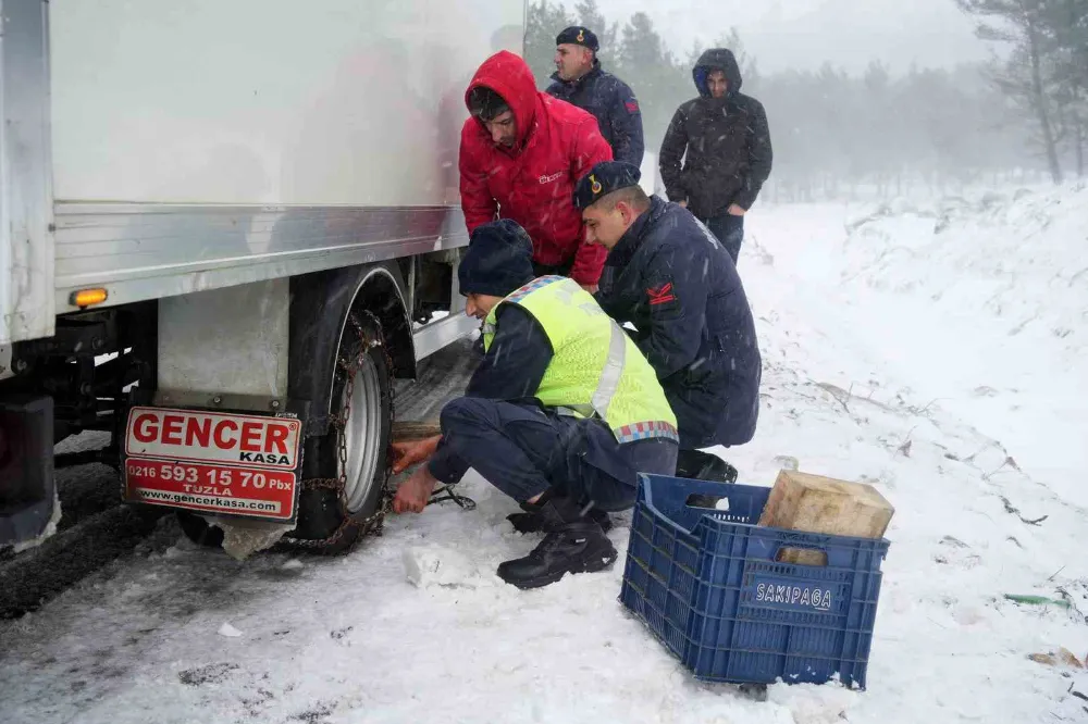 Kar Yağışı Nedeniyle Yolda Kalan Sürücülere Jandarma Yardım Etti