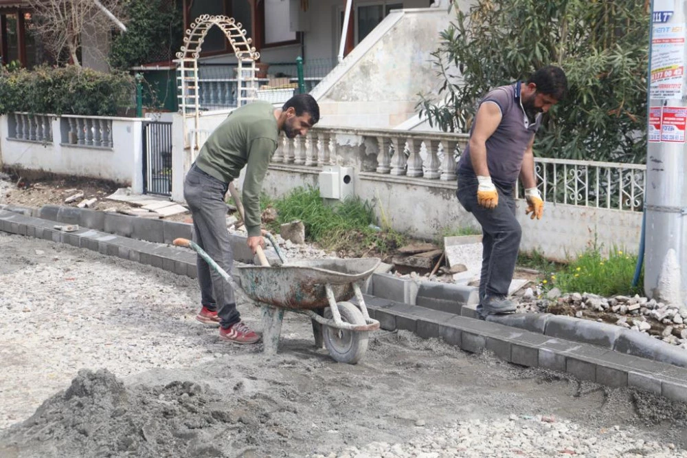 Burhaniye Öğretmenler Mahallesi’nde Yol Yapım Çalışmaları Devam Ediyor
